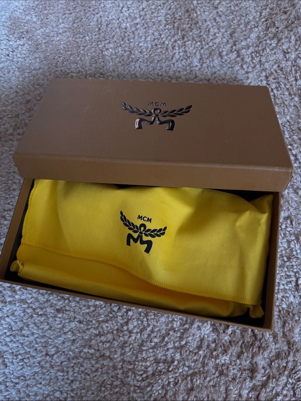🧡 NWT MCM large wallet box and dusty